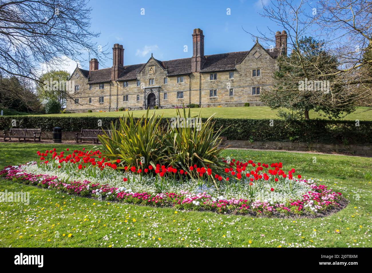 EAST GRINSTEAD, WEST SUSSEX, Regno Unito - MAGGIO 4 : esposizione di fiori al di fuori del Sackville College in East Grinstead, Regno Unito il 4 Maggio 2013 Foto Stock