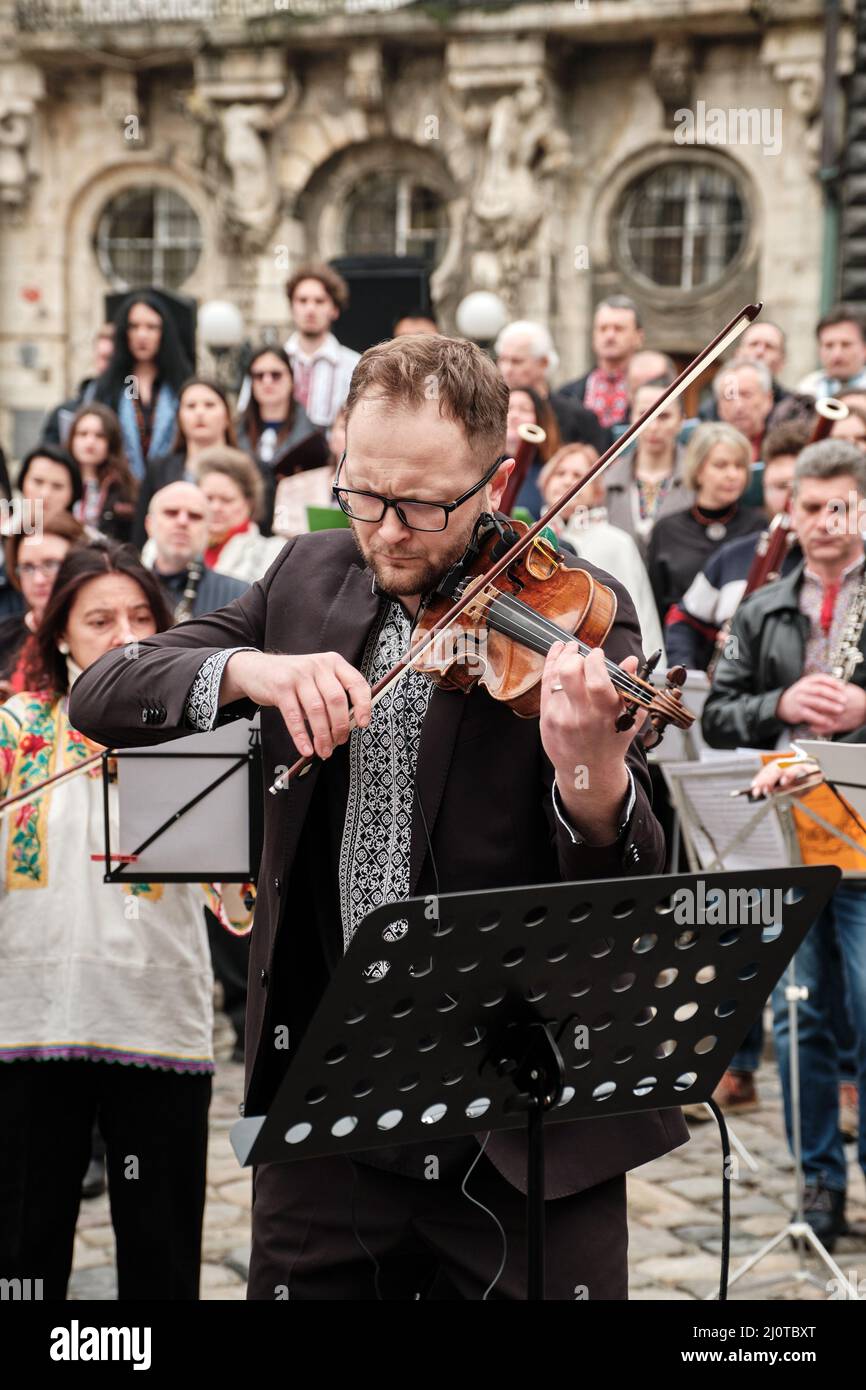 L'Orchestra Sinfonica si è esibita sulla Piazza del mercato di Lviv come parte della campagna d'arte Free Sky a sostegno della chiamata a chiudere il cielo sull'Ucraina Foto Stock