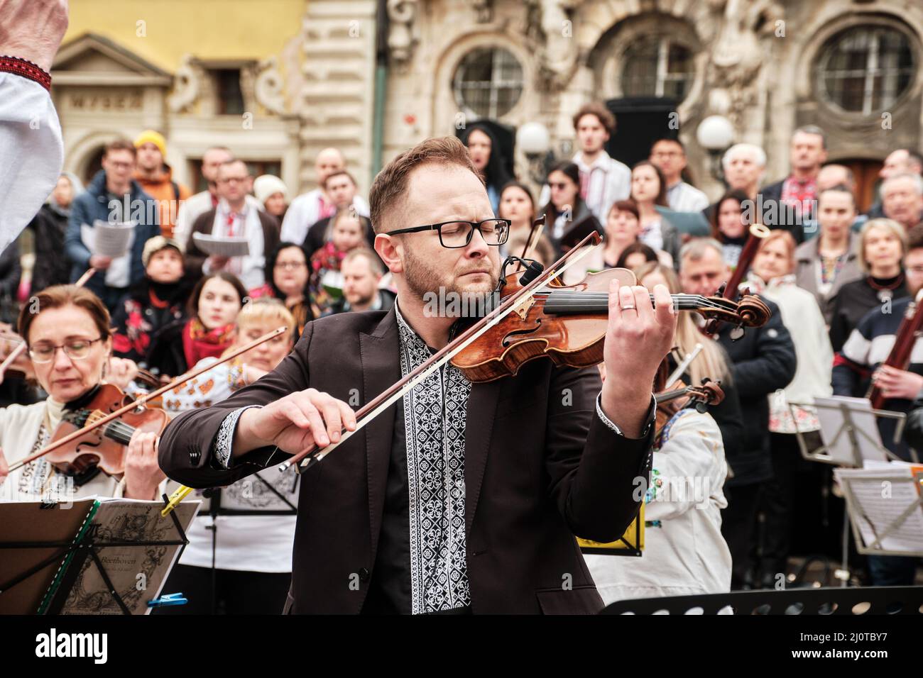 L'Orchestra Sinfonica si è esibita sulla Piazza del mercato di Lviv come parte della campagna d'arte Free Sky a sostegno della chiamata a chiudere il cielo sull'Ucraina Foto Stock