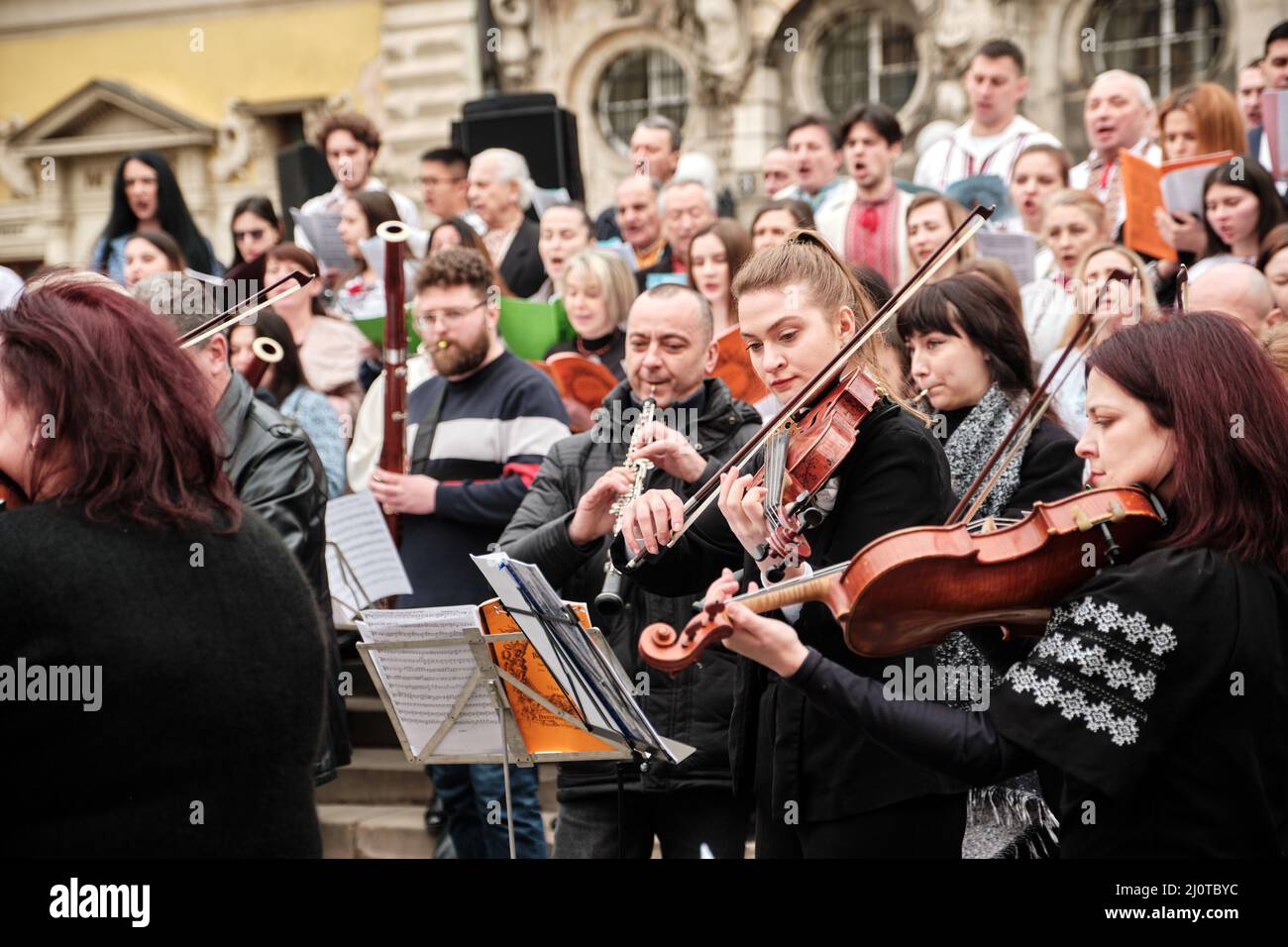 L'Orchestra Sinfonica si è esibita sulla Piazza del mercato di Lviv come parte della campagna d'arte Free Sky a sostegno della chiamata a chiudere il cielo sull'Ucraina Foto Stock