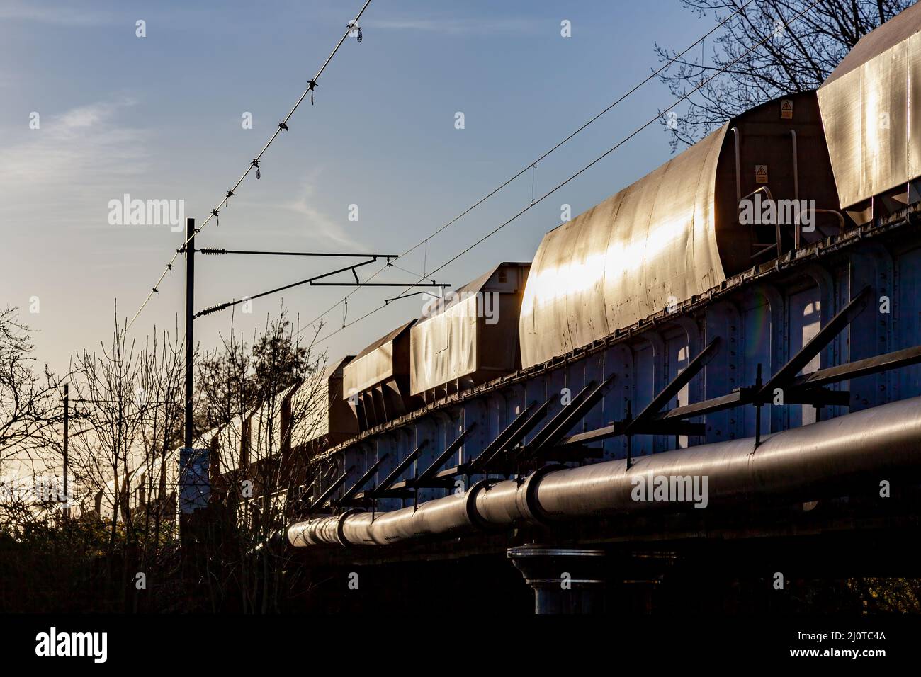 ELY, CAMBRIDGESHIRE, Regno Unito - NOVEMBRE 23 : treno merci che esce da Ely al sole della sera il 23 Novembre 2012 Foto Stock