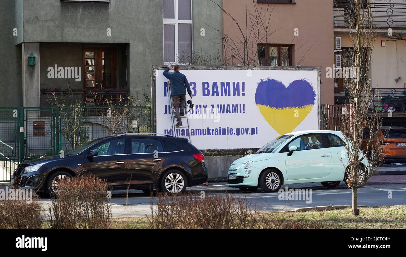 Cracovia, Polonia 18 marzo 2022, un operatore di pubblica utilità appende un cartellone con testo a sostegno dell'Ucraina per le strade della Polonia. La guerra della Russia contro Foto Stock