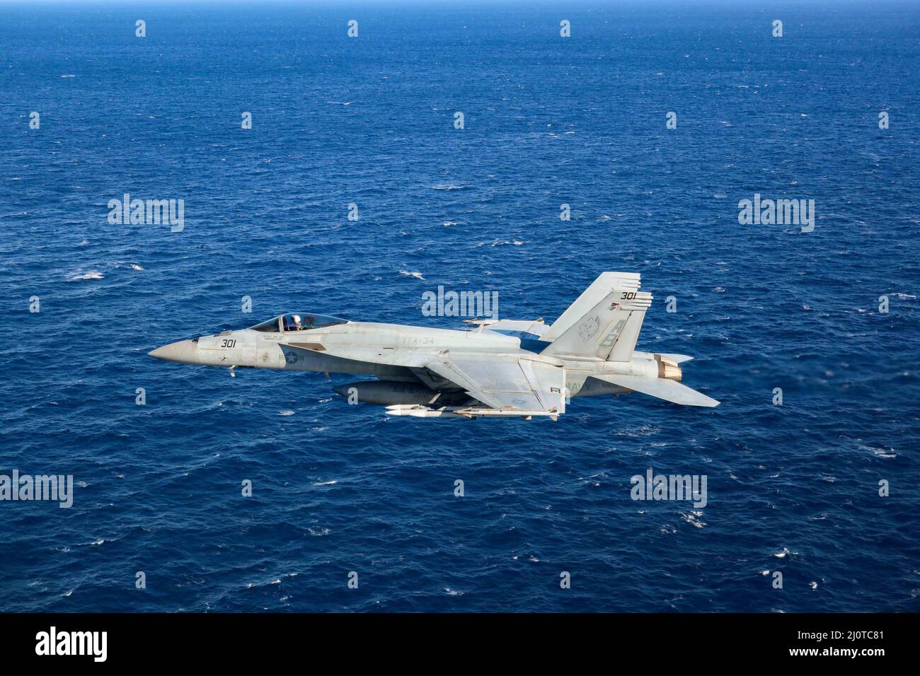 220122-N-NO874-1044 MAR MEDITERRANEO (GEN. 22, 2022) un F/A-18E Super Hornet, attaccato ai “Blue Blasters” dello Strike Fighter Squadron (VFA) 34, vola sul Mar Mediterraneo, 22 gennaio 2022. Il gruppo di colpo della portante di Harry S. Truman è su un dispiegamento programmato nell'area della sesta flotta degli Stati Uniti delle operazioni di sostegno delle operazioni navali per mantenere la stabilità e la sicurezza marittima e per difendere gli interessi degli Stati Uniti, alleati e dei soci in Europa e in Africa. (Foto per gentile concessione di Strike Fighter Squadron 11) Foto Stock