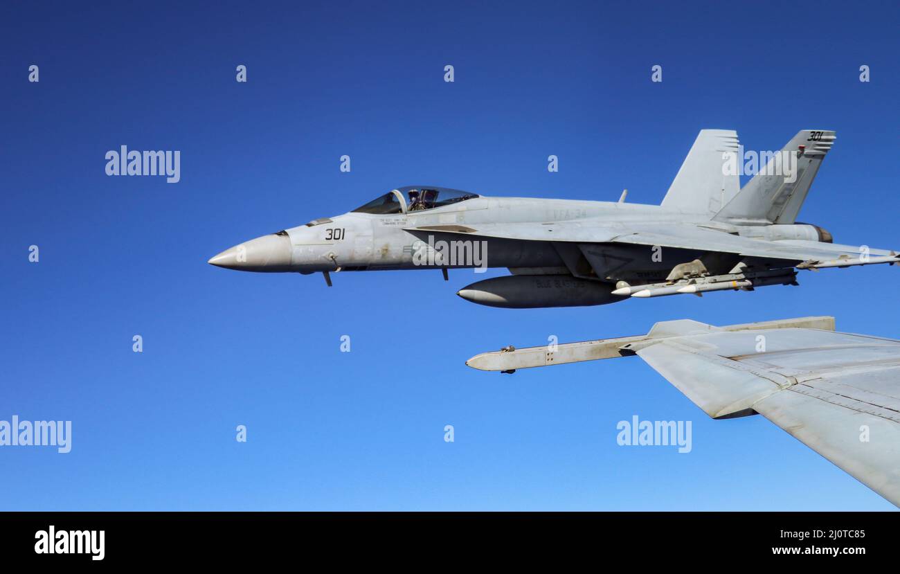 220122-N-NO874-1007 MAR MEDITERRANEO (GEN. 22, 2022) un F/A-18E Super Hornet, attaccato ai “Blue Blasters” dello Strike Fighter Squadron (VFA) 34, vola sul Mar Mediterraneo, 22 gennaio 2022. Il gruppo di colpo della portante di Harry S. Truman è su un dispiegamento programmato nell'area della sesta flotta degli Stati Uniti delle operazioni di sostegno delle operazioni navali per mantenere la stabilità e la sicurezza marittima e per difendere gli interessi degli Stati Uniti, alleati e dei soci in Europa e in Africa. (Foto per gentile concessione di Strike Fighter Squadron 11) Foto Stock