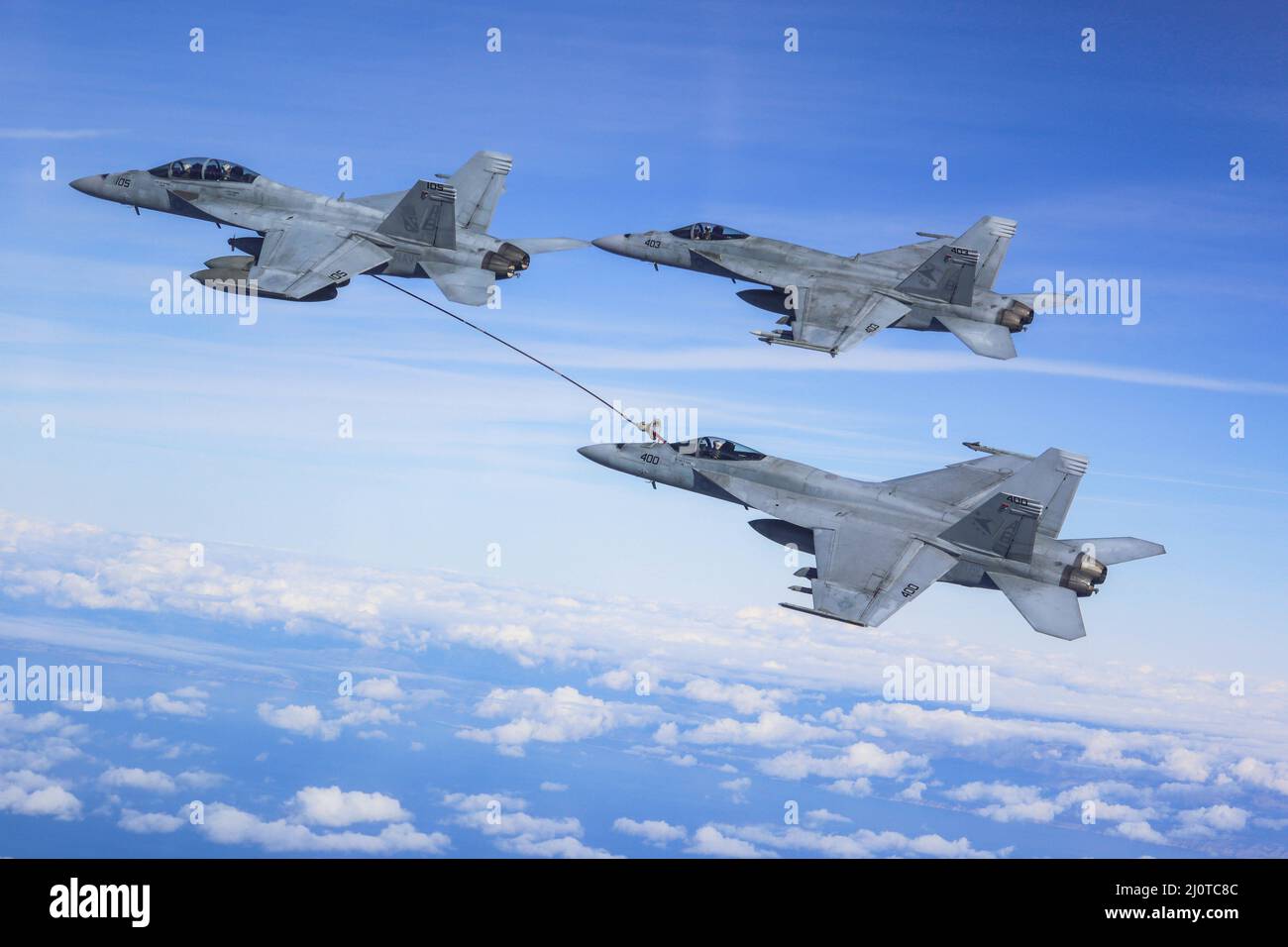 220122-N-NO874-1009 MAR MEDITERRANEO (GEN. 22, 2022) un F/A-18F Super Hornet, attaccato ai “Red Rippers” dello Strike Fighter Squadron (VFA) 11, rifornisce un F/A-18E Super Hornet, attaccato ai “Sunliners” dello Strike Fighter Squadron (VFA) 81, 22 gennaio 2022. Il gruppo di colpo della portante di Harry S. Truman è su un dispiegamento programmato nell'area della sesta flotta degli Stati Uniti delle operazioni di sostegno delle operazioni navali per mantenere la stabilità e la sicurezza marittima e per difendere gli interessi degli Stati Uniti, alleati e dei soci in Europa e in Africa. (Foto per gentile concessione di Strike Fighter Squadron 11) Foto Stock