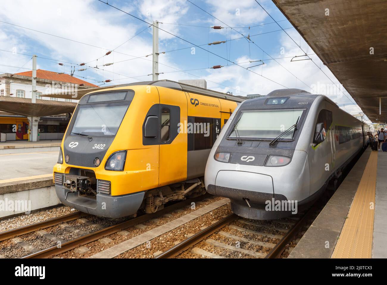 Treni ferrovia a Porto Campanha stazione in Portogallo Foto Stock