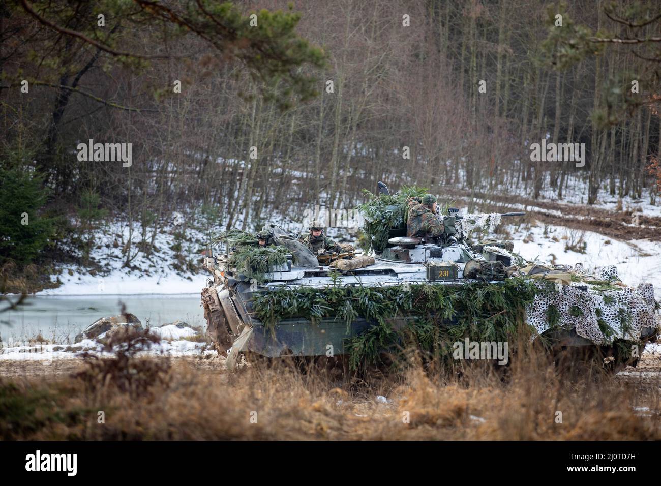 I soldati tedeschi guidano un carro armato per trasportare i soldati durante lo Spirito alleato 22 nell'area di addestramento di Hohenfels, Germania, 23 gennaio 2022. Allied Spirit è un United States Army Europe-Africa Directed, 7th Army Training Command condotto, Joint Multinational Readiness Center ospitato esercizio di formazione per la Brigata di fanteria meccanizzata lettone 1st dal 11 gennaio 2022 al 5 febbraio 2022. L'esercizio svilupperà e rafforzerà l'interoperabilità e la disponibilità della NATO e dei partner chiave in tutte le funzioni specifiche di lotta contro la guerra. (STATI UNITI Esercito foto di SPC. Nathaniel Gayle) Foto Stock