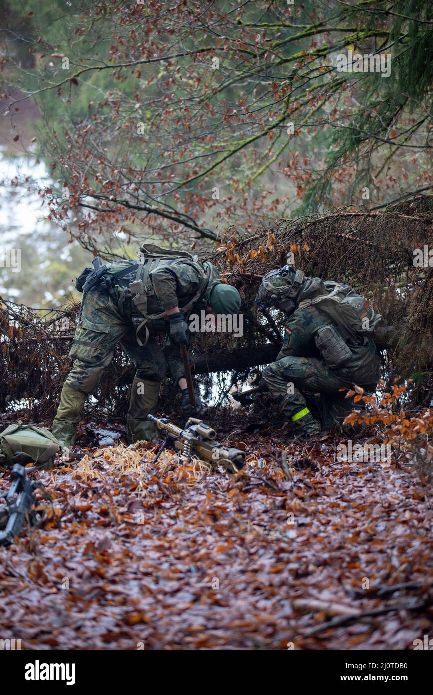 I soldati tedeschi costruiscono una posizione di combattimento durante lo Spirito alleato 22 nella Hohenfels Training Area, Germania, 23 gennaio 2022. Allied Spirit è un United States Army Europe-Africa Directed, 7th Army Training Command condotto, Joint Multinational Readiness Center ospitato esercizio di formazione per la Brigata di fanteria meccanizzata lettone 1st dal 11 gennaio 2022 al 5 febbraio 2022. L'esercizio svilupperà e rafforzerà l'interoperabilità e la disponibilità della NATO e dei partner chiave in tutte le funzioni specifiche di lotta contro la guerra. (STATI UNITI Esercito foto di SPC. Nathaniel Gayle) Foto Stock