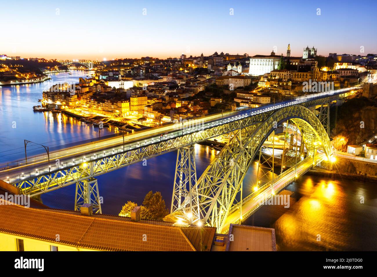 Porto Portogallo con ponte Dom Luis i sul fiume Douro notte viaggio città Foto Stock