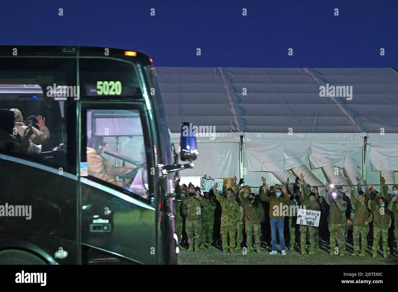Membri del servizio assegnati alla Task Force Holloman WAVE per l'ultimo autobus di partenza degli evacuati afghani alla base dell'aeronautica di Holloman, New Mexico, 24 gennaio 2022. Il Dipartimento della Difesa, attraverso il comando del Nord degli Stati Uniti, e a sostegno del Dipartimento di Stato e del Dipartimento di sicurezza interna, sta fornendo trasporto, alloggio temporaneo, screening medico, e supporto generale per almeno 50.000 sfollati afghani in strutture adeguate, in strutture permanenti o temporanee, il più rapidamente possibile. Questa iniziativa fornisce agli sfollati afghani un supporto essenziale in luoghi sicuri al di fuori dell'afghano Foto Stock