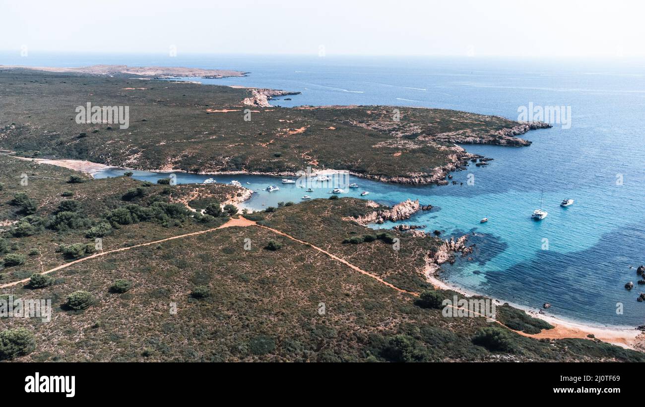 Vista aerea del torrente isolato nell'isola del mediterraneo nella soleggiata giornata estiva Foto Stock
