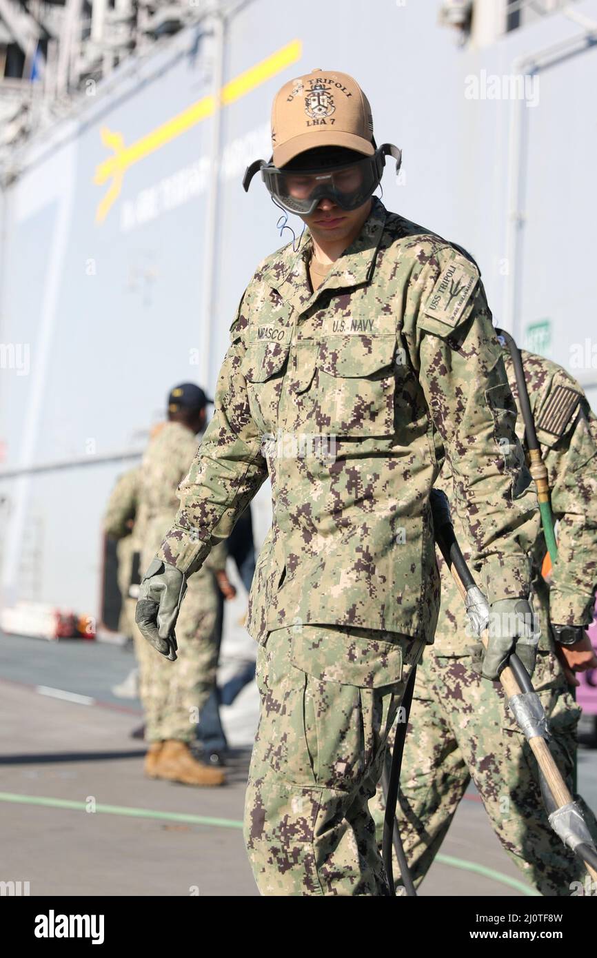 220124-N-CZ759-1043 SAN DIEGO (GEN. 24, 2022) – Airman Colton Marrasco, di Tucson, Ariz., si prepara a pulire gli occhi del cuscinetto sul ponte di volo a bordo della nave d'assalto anfibio USS Tripoli (LHA 7), gennaio 24. Tripoli è una nave d'assalto anfibio di classe americana, che ha la sua casa a San Diego. (STATI UNITI Foto Navy di Mass Communication Specialist 2nd Classe Theodore Quintana) Foto Stock