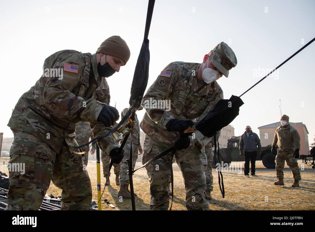 I membri della Task Force dell'Esercito degli Stati Uniti dell'Europa Meridionale (Africa) hanno allestito un rifugio durante la formazione trimestrale su Caserma del DIN, Vicenza, Italia, 24 gennaio 2022. I membri dell'HSC e della Società di intelligence e supporto hanno partecipato alla formazione per il ricovero al fine di migliorare la capacità dei singoli soldati e la disponibilità all'implementazione. (STATI UNITI Foto dell'esercito di Sgt. Meleesa Gutierrez.) Foto Stock