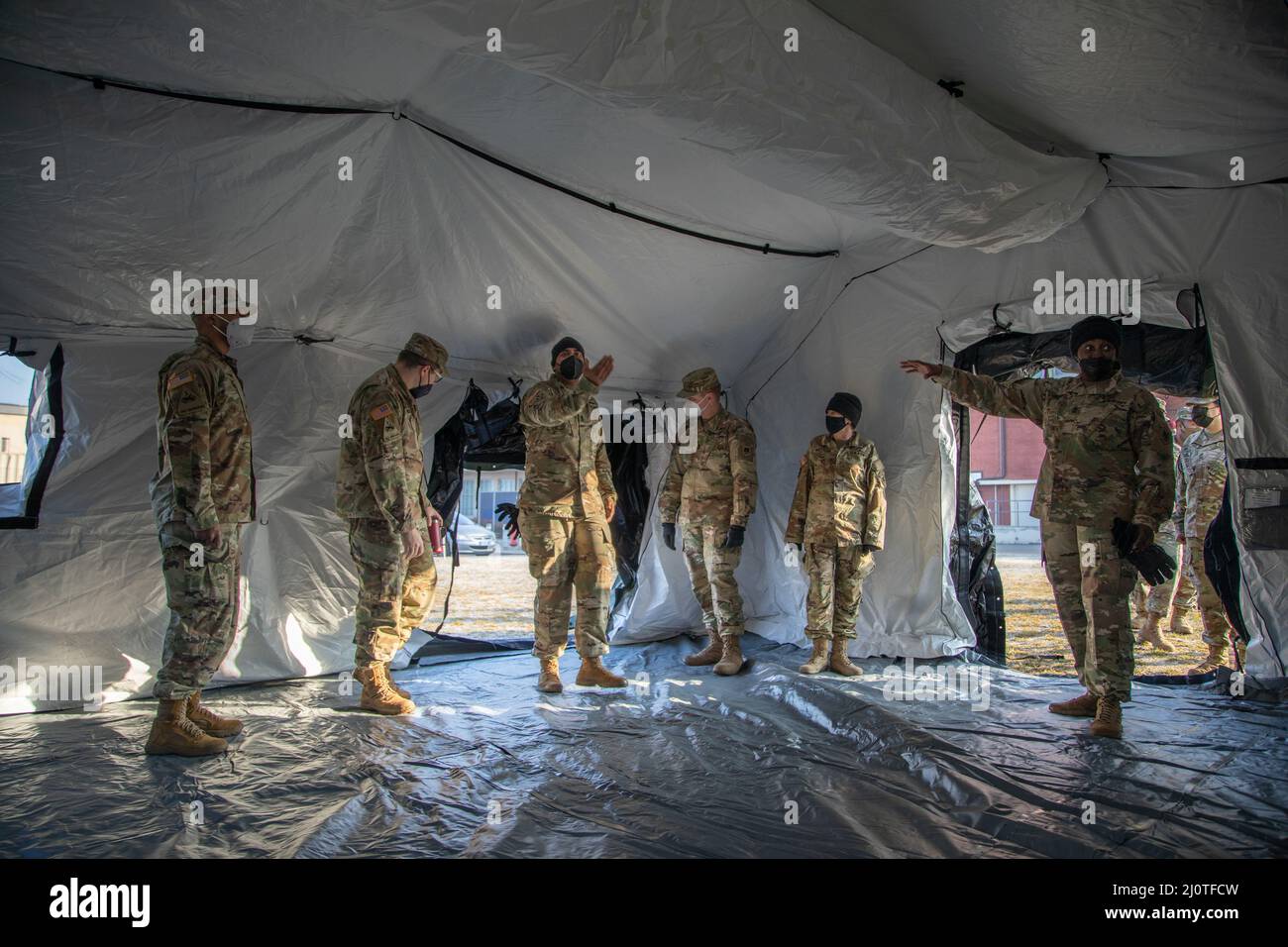 I membri dell'Esercito statunitense Southern European Task Force (Africa) svolgono una formazione trimestrale su Caserma del DIN, Vicenza, Italia, 24 gennaio 2022. I membri dell'HSC e della Società di intelligence e supporto hanno partecipato alla formazione per il ricovero al fine di migliorare la capacità dei singoli soldati e la disponibilità all'implementazione. (STATI UNITI Foto dell'esercito di Sgt. Meleesa Gutierrez.) Foto Stock