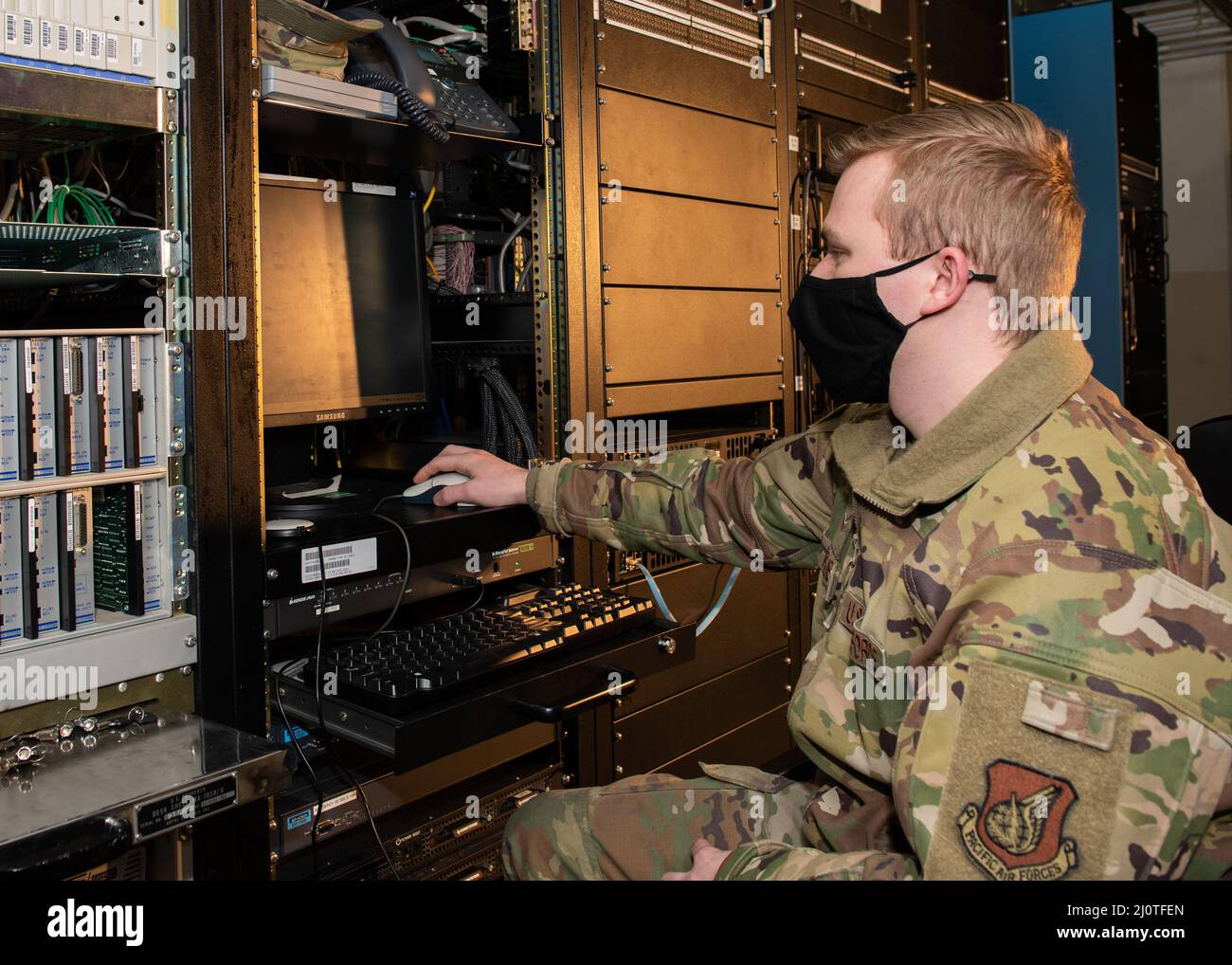 U.S. Air Force Airman 1st Class Christian Wylie, un tecnico dei sistemi di trasmissione a radiofrequenza Squadron per le comunicazioni del 673d, dimostra come creare un circuito radio sul sistema di comunicazione globale ad alta frequenza presso la Joint base Elmendorf-Richardson, Alaska, 24 gennaio 2022. Gli Airmen statunitensi con il 673d CS sono stati critici per l'installazione di una torre di antenna HFGCS alta 120 piedi a JBER, con i tocchi di finitura in programma per essere completato nel 2022. L'antenna è una delle 13 stazioni HFGCS dell'aeronautica statunitense, strategicamente situate in tutto il mondo per la comunicazione tra i militari statunitensi Foto Stock