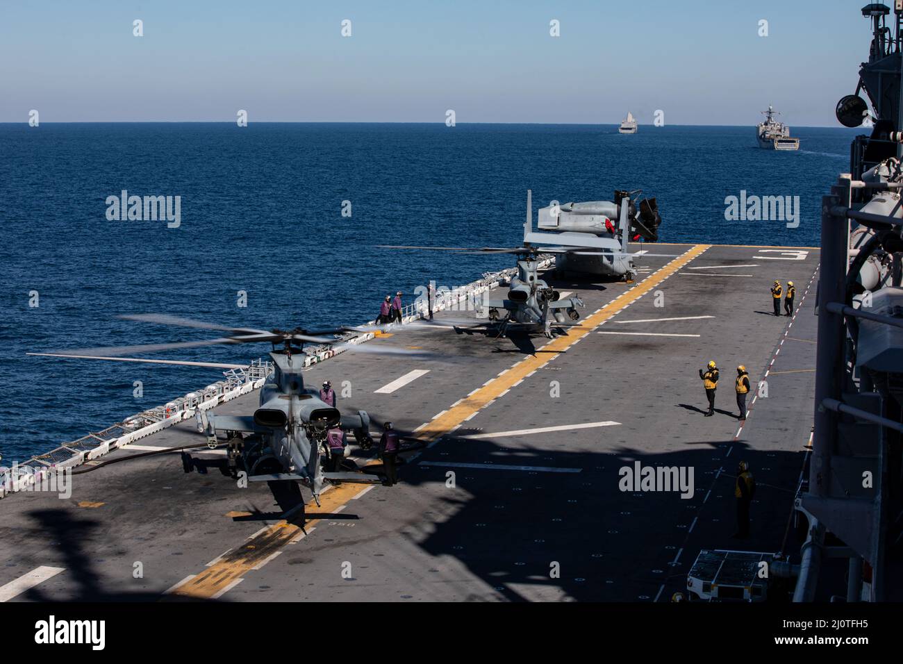 I marinai della Marina degli Stati Uniti ririforniscono UH-1Y Cabras durante l'esercizio dell'unità di addestramento composita (COMPTUEX) a bordo della USS Kearsarge (LHD 3), 24 gennaio 2022. Il MEU 22nd e lo Squadrone anfibio (PHIBRON) sei sono in corso per COMPTUEX in preparazione di un prossimo dispiegamento. COMPTUEX è l’ultimo periodo in mare del programma di formazione pre-dispiegamento della MEU; mira a testare le capacità dell’ARG/MEU e a ottenere la certificazione di dispiegamento. (STATI UNITI Foto del corpo marino di Sgt. Armando Elizalde) Foto Stock