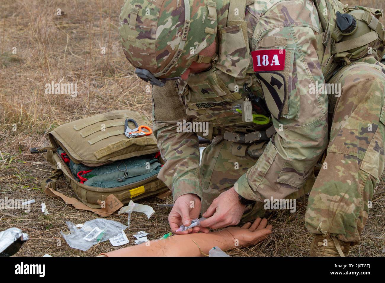 SGT. 1st Classe Dain Neininger e Sgt. Chaise Rheinlander, 1st Divisione Cavalry, valuta un incidente durante il Sgt. Major Jack L. Clark Jr. U.S. Army Best Medic Competition, 25 gennaio 2022, Fort Hood, Texas. La competizione è una brulicante 72 ore con molti eventi per testare le abilità dei soldati. (STATI UNITI Esercito foto di Dylan Bailey) Foto Stock