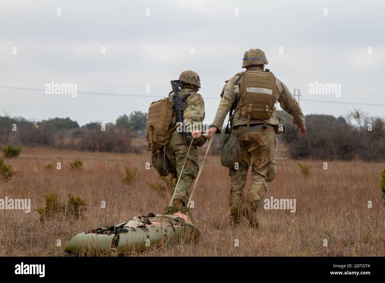 SGT. 1st Classe Dain Neininger e Sgt. Chaise Rheinlander, 1st Divisione Cavalleria, trascina una vittima il Sgt. Major Jack L. Clark Jr. U.S. Army Best Medic Competition, 25 gennaio 2022, Fort Hood, Texas. La competizione è una brulicante 72 ore con molti eventi per testare le abilità dei soldati. (STATI UNITI Esercito foto di Dylan Bailey) Foto Stock