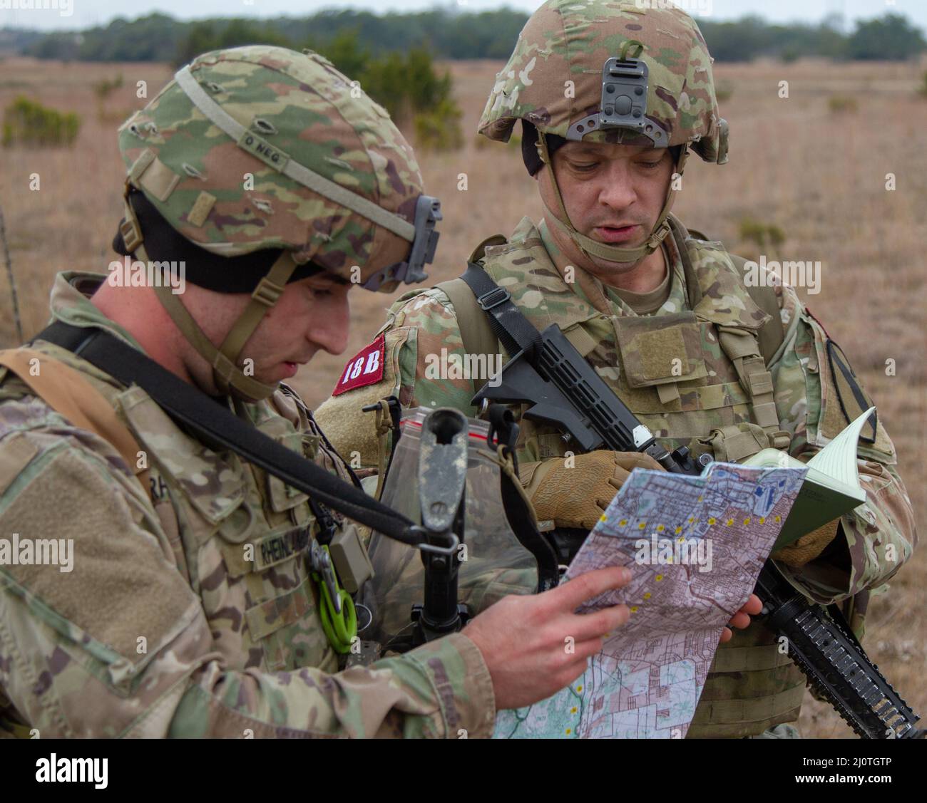 SGT. 1st Classe Dain Neininger e Sgt. Chase Rheinlander, 1st Cavalry Division, leggi una mappa durante la giornata di navigazione terrestre della migliore competizione Medica dell'Esercito, 25 gennaio 2021, Fort Hood, Texas. Entrambi i soldati sono stati in grado di viaggiare in diversi corsi per prepararsi a questa competizione. (STATI UNITI Esercito foto di Dylan Bailey) Foto Stock