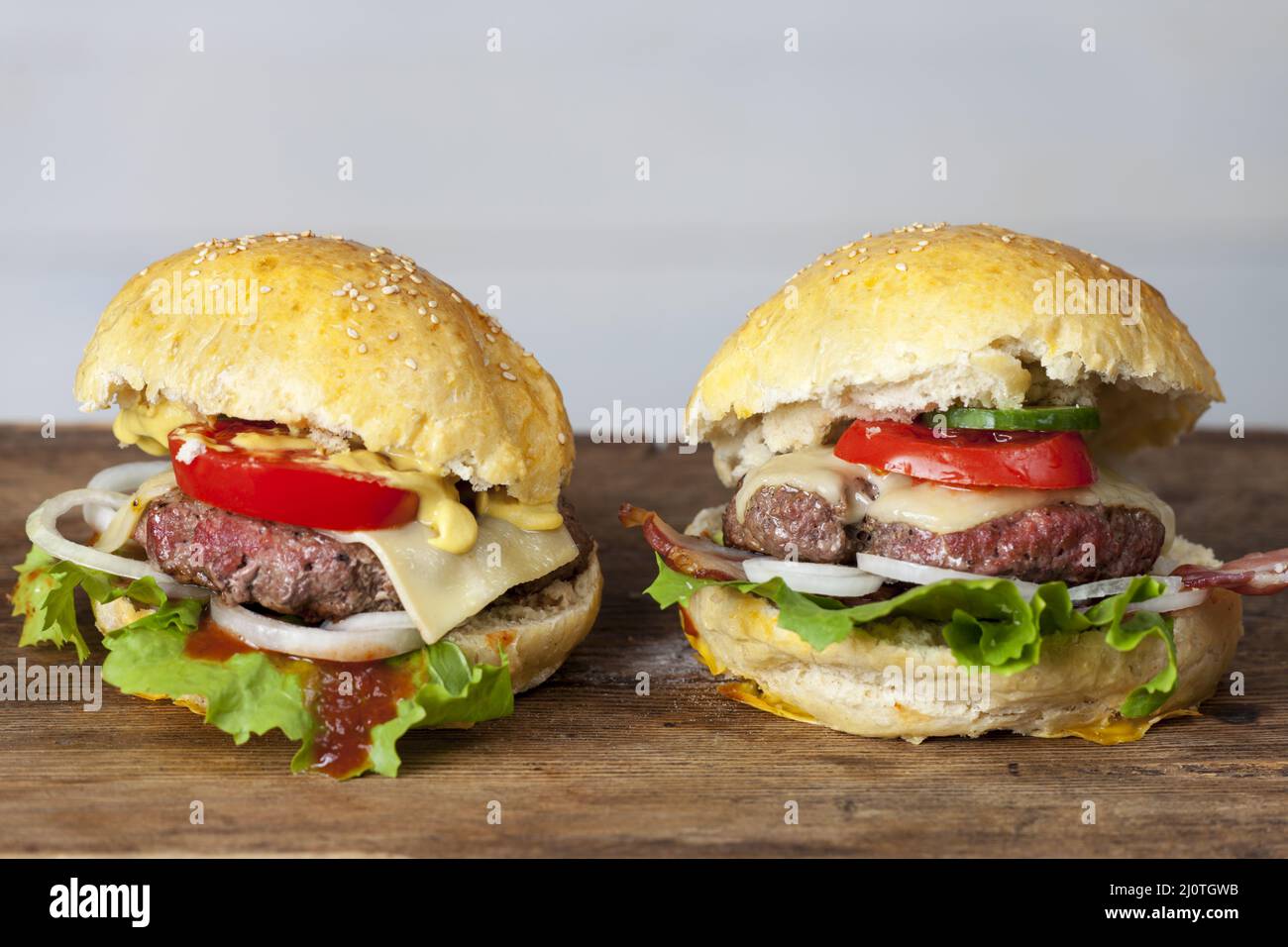 Hamburger fatti in casa su legno rustico Foto Stock