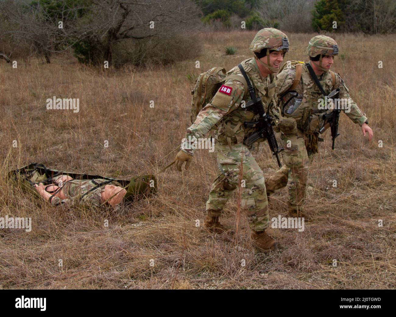 SGT. Classe 1st Dain Neininger e Sgt. Chase Rheinlander, 1st Divisione Cavalry, partecipa al Sgt. Major Jack L. Clark Jr. U.S. Army Best Medic Competition, 25 gennaio 2021, Fort Hood, Texas. Entrambi i soldati addestrati per mesi prima di essere selezionati per partecipare. (STATI UNITI Esercito foto di Dylan Bailey) Foto Stock
