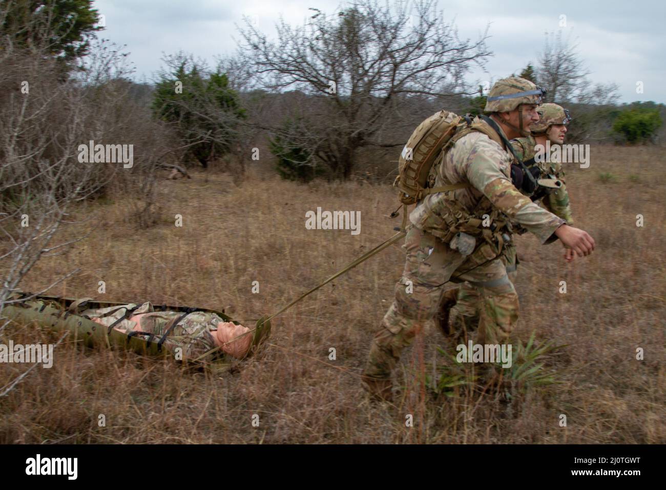 SGT. 1st Classe Dain Neininger e Sgt. Chaise Rheinlander, 1st Divisione Cavalleria, trascina una vittima durante il Sgt. Major Jack L. Clark Jr. U.S. Army Best Medic Competition, 25 gennaio 2022, Fort Hood, Texas. La competizione è una brulicante 72 ore con molti eventi per testare le abilità dei soldati. (STATI UNITI Esercito foto di Dylan Bailey) Foto Stock