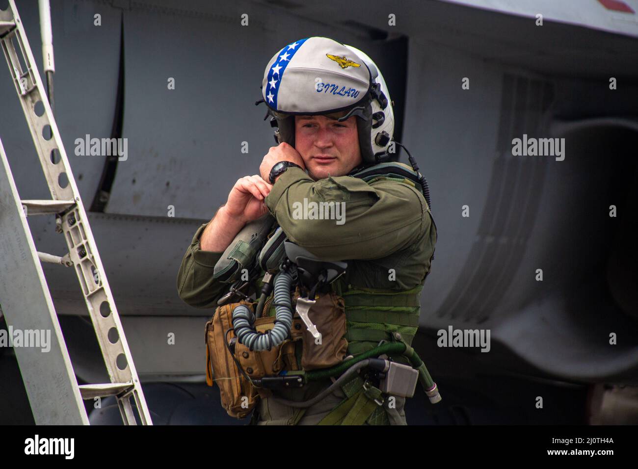 Michael Fineis, un pilota con Marine Fighter Attack Squadron 112, atterra il suo equipaggiamento di volo alla base dell'aeronautica Andersen, Guam, 25 gennaio 2022. I Marines con VMFA-112 stanno effettuando un addestramento a livello di unità presso la base dell'aeronautica di Andersen come parte di un programma di trasferimento di addestramento dell'aviazione. (STATI UNITI Foto del corpo marino di Sgt. Booker T. Thomas III) Foto Stock