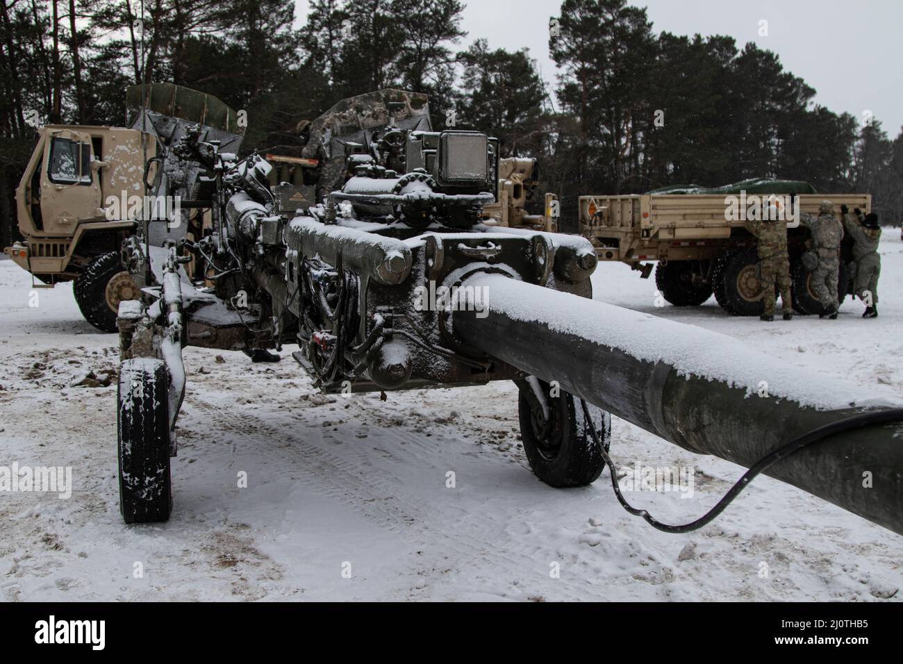 Charlie Battery, 120th Field Artillery Regiment, 32nd Infantry Brigade Combat Team, Wisconsin National Guard, ha risposto a un evento di risposta chimica simulata a Camp Grayling, Michigan, 25 gennaio 2022. L'evento ha avuto luogo durante il Northern Strike 22-1 ("Winter Strike"), un'esercitazione sponsorizzata dal National Guard Bureau, tenutasi il 21-30 gennaio con partecipanti di diversi stati degli Stati Uniti e forze partner presso il centro di addestramento di manovra congiunta di Camp Grayling e il centro di addestramento di preparazione al combattimento di Alpena, Michigan, Che insieme compongono il National All-Domain Warwarghing Center (NADWC) (U.S.A. Guardia Nazionale dell'esercito foto da Foto Stock