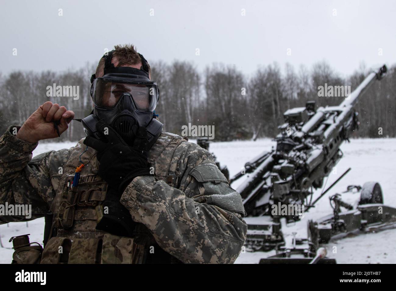 Charlie Battery, 120th Field Artillery Regiment, 32nd Infantry Brigade Combat Team, Wisconsin National Guard, ha risposto a un evento di risposta chimica simulata a Camp Grayling, Michigan, 25 gennaio 2022. L'evento ha avuto luogo durante il Northern Strike 22-1 ("Winter Strike"), un'esercitazione sponsorizzata dal National Guard Bureau, tenutasi il 21-30 gennaio con partecipanti di diversi stati degli Stati Uniti e forze partner presso il centro di addestramento di manovra congiunta di Camp Grayling e il centro di addestramento di preparazione al combattimento di Alpena, Michigan, Che insieme compongono il National All-Domain Warwarghing Center (NADWC) (U.S.A. Guardia Nazionale dell'esercito foto da Foto Stock