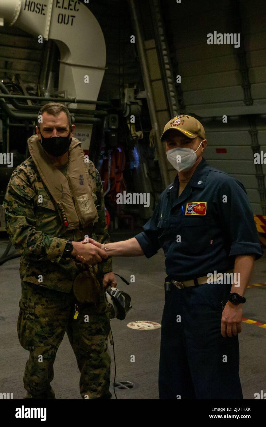 Francis Donovan, 2D Marine Division Commanding General, greets U.S. Navy Capt Daniel Reiher, comandante della USS Wichita (LCS 13), durante l'esercizio litoraneo i (LEX) a bordo della LCS 13 il 25 gennaio 2022. Durante il LEX i, Marines e marinai stanno sperimentando nuovi concetti e forze per prepararsi a scenari futuri in ambienti litorali lungo la costa orientale. LEX i è la prima volta che un team Blue-Green ha condotto operazioni anfibie, da nave a riva, mentre si è imbarcato su una nave da combattimento litoranea. (STATI UNITI Foto del corpo marino di CPL. Abernathy) Foto Stock