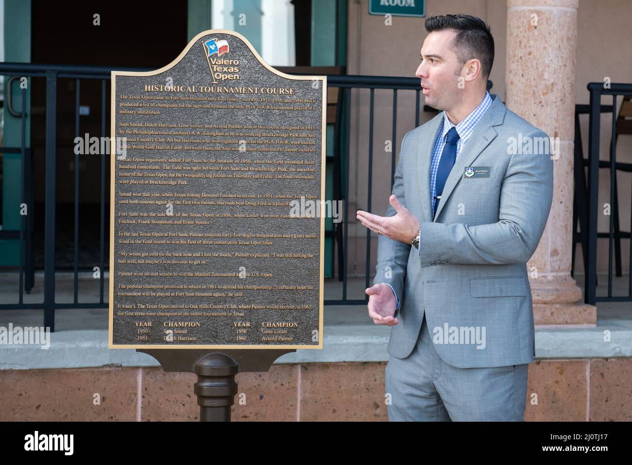 Brian Hoffman, Vice Direttore di air base Wing 502D, dice alcune parole dopo la presentazione di una targa alla Joint base di San Antonio-ft. Il campo da golf di Sam Houston, 25 gennaio 2022. La targa commemorava l’uso del FT da parte dell’Associazione professionale golfisti. Sam Houston corso più di quattro diversi tempi per il Valero Texas Open. Il Texas Open ha aggiunto per la prima volta ft. Sam Houston alla rotazione nel 1950, quando il campo ha superato trecento concorrenti, rendendolo l'unica installazione militare a ospitare un evento PGA Tour. (STATI UNITI Air Force foto di Brian J. Valencia) Foto Stock