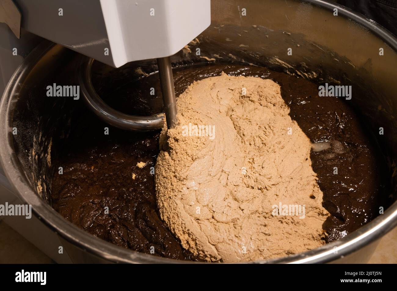 Robot da cucina per impastare la pasta per pane. L'impasto bianco e nero è  pronto per mescolare. Produzione artigianale di pane Foto stock - Alamy