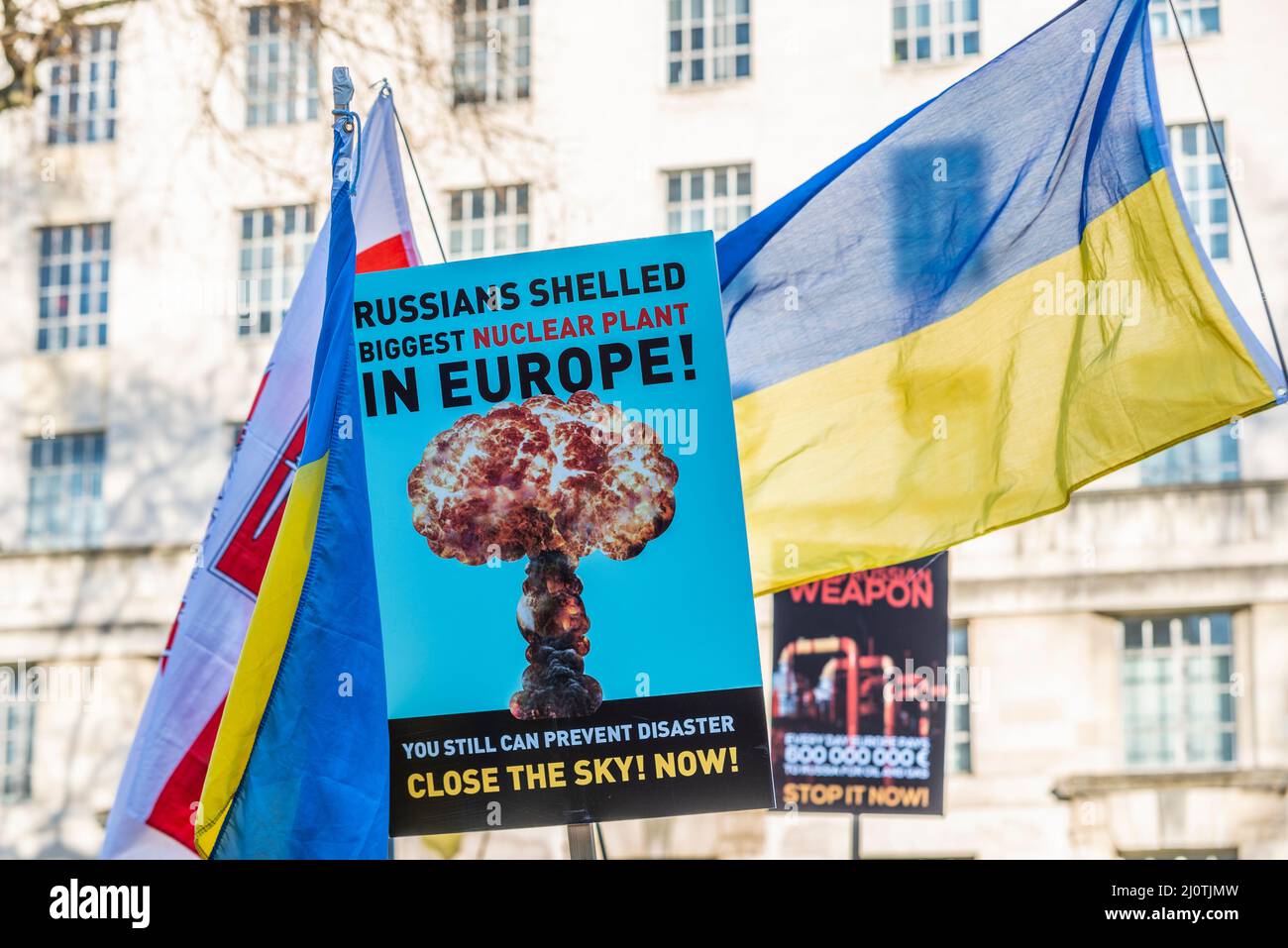 Protesta a sostegno dell'Ucraina in seguito all'invasione del paese da parte della Russia. Cartello che chiede la NATO no fly zone, con immagine di esplosione nucleare Foto Stock Protesta a sostegno dell'Ucraina in seguito all'invasione del paese da parte della Russia. Cartello che chiede la NATO no fly zone, con immagine di esplosione nucleare Foto Stock