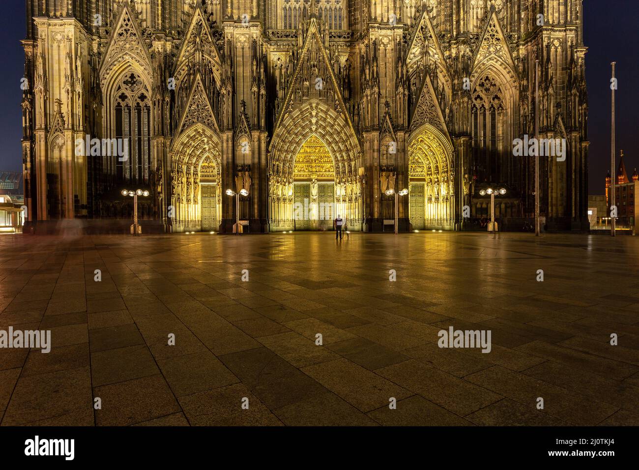 Turisti di notte di fronte alla Cattedrale di Colonia Foto Stock