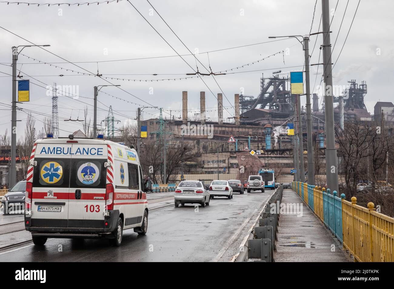 Ponte sul fiume Kalmius a Mariupol. Dietro di esso si può vedere l'acciaieria di Azovstal, che è stato letteralmente raso al suolo nei settimo giorni Foto Stock