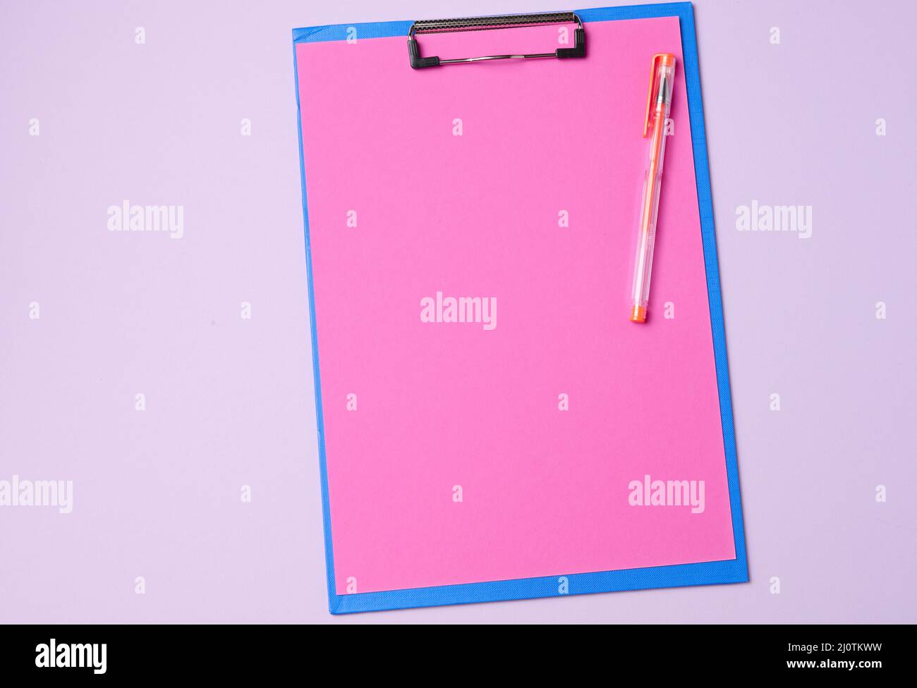 Supporto blu con fogli rosa puliti su sfondo viola, vista dall'alto Foto Stock