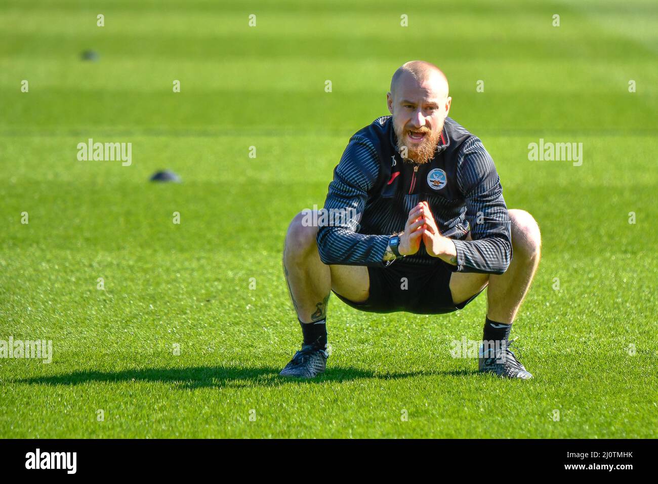 Swansea, Galles. 19 marzo 2022. Jim Summersby responsabile dello sviluppo atletico dell'Accademia al Swansea City Football Club durante il riscaldamento pre-partita prima della partita della Professional Development League tra Swansea City Under 18s e Colchester United Under 18s alla Swansea City Academy di Swansea, Galles, Regno Unito il 19 marzo 2022. Credit: Duncan Thomas/Majestic Media. Foto Stock
