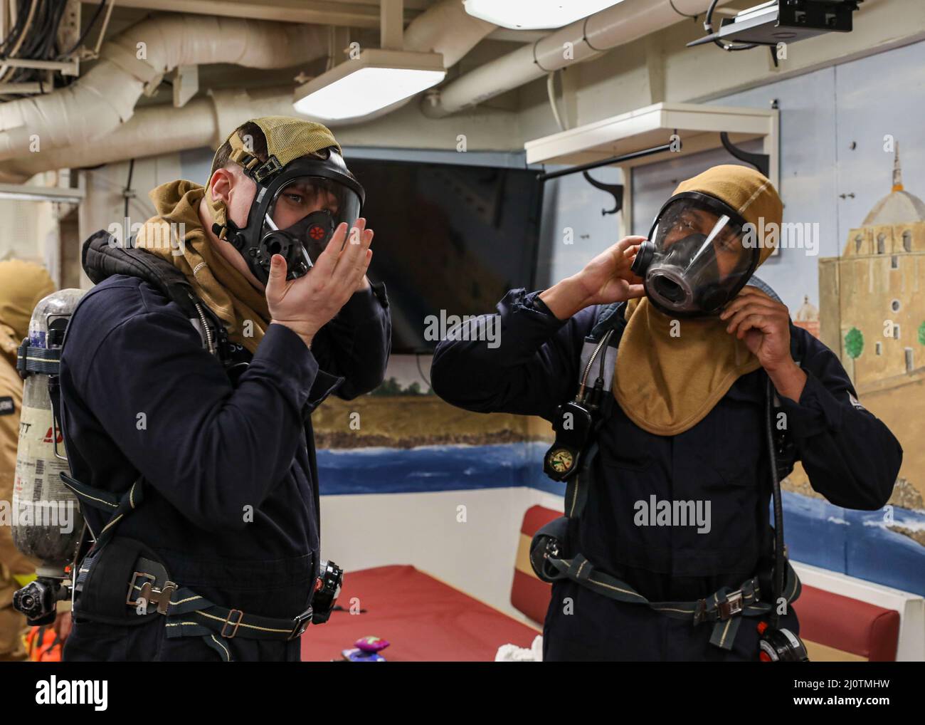 MARE DEL NORD (Gen. 26, 2022) – il tecnico dei sistemi di turbine a gas Seaman Brandon Rosser, a sinistra, controlla il sigillo sulla sua maschera antincendio accanto a Boatswain's Mate 3rd Classe Amari Jessup durante un esercizio generale a bordo del cacciatorpediniere missilistico guidato di classe Arleigh Burke USS Porter (DDG 78), 26 gennaio 2022. Porter, dispiegato a Rota, Spagna, è sulla sua pattuglia 10th nell'area della Sixth Fleet degli Stati Uniti di operazioni a sostegno di alleati e partner regionali e gli interessi di sicurezza nazionale degli Stati Uniti in Europa e Africa. (STATI UNITI Foto Navy di Mass Communication Specialist 1st Classe Eric coffer/Released) Foto Stock