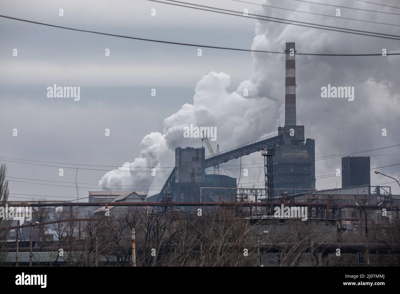 Ponte sul fiume Kalmius a Mariupol. Dietro di esso si può vedere l'acciaieria di Azovstal, che è stato letteralmente raso al suolo nei settimo giorni Foto Stock