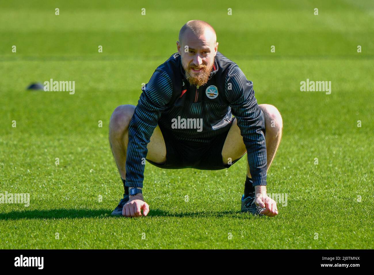 Swansea, Galles. 19 marzo 2022. Jim Summersby responsabile dello sviluppo atletico dell'Accademia al Swansea City Football Club durante il riscaldamento pre-partita prima della partita della Professional Development League tra Swansea City Under 18s e Colchester United Under 18s alla Swansea City Academy di Swansea, Galles, Regno Unito il 19 marzo 2022. Credit: Duncan Thomas/Majestic Media. Foto Stock