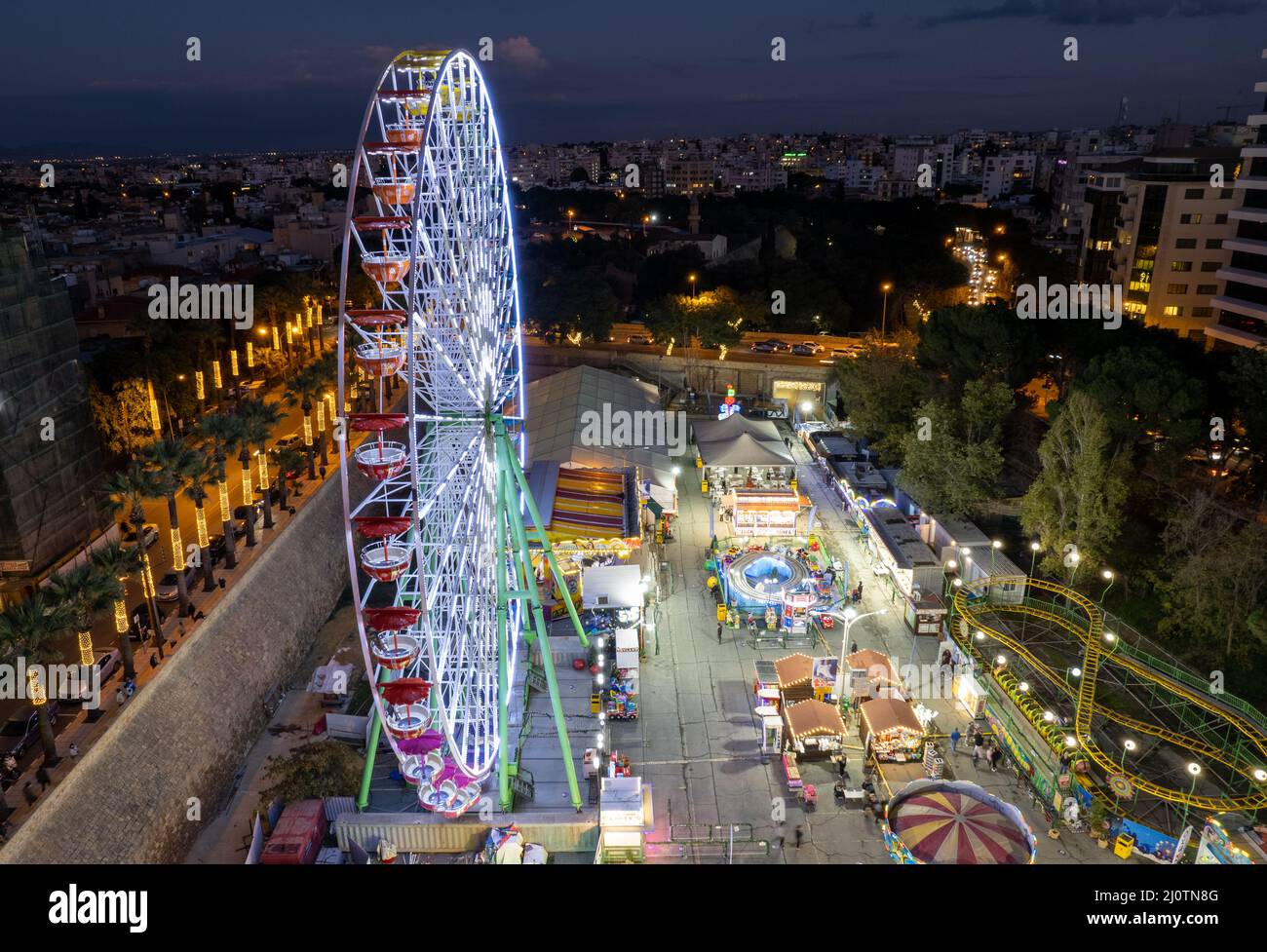 Fotografia aerea con droni di un parco divertimenti con giochi illuminati a Natale. Nicosia Cipro Foto Stock