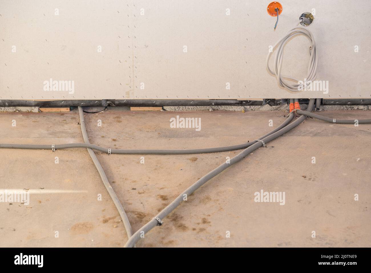 Lavori in cantiere con installazione elettrica e posa di cavi Foto Stock