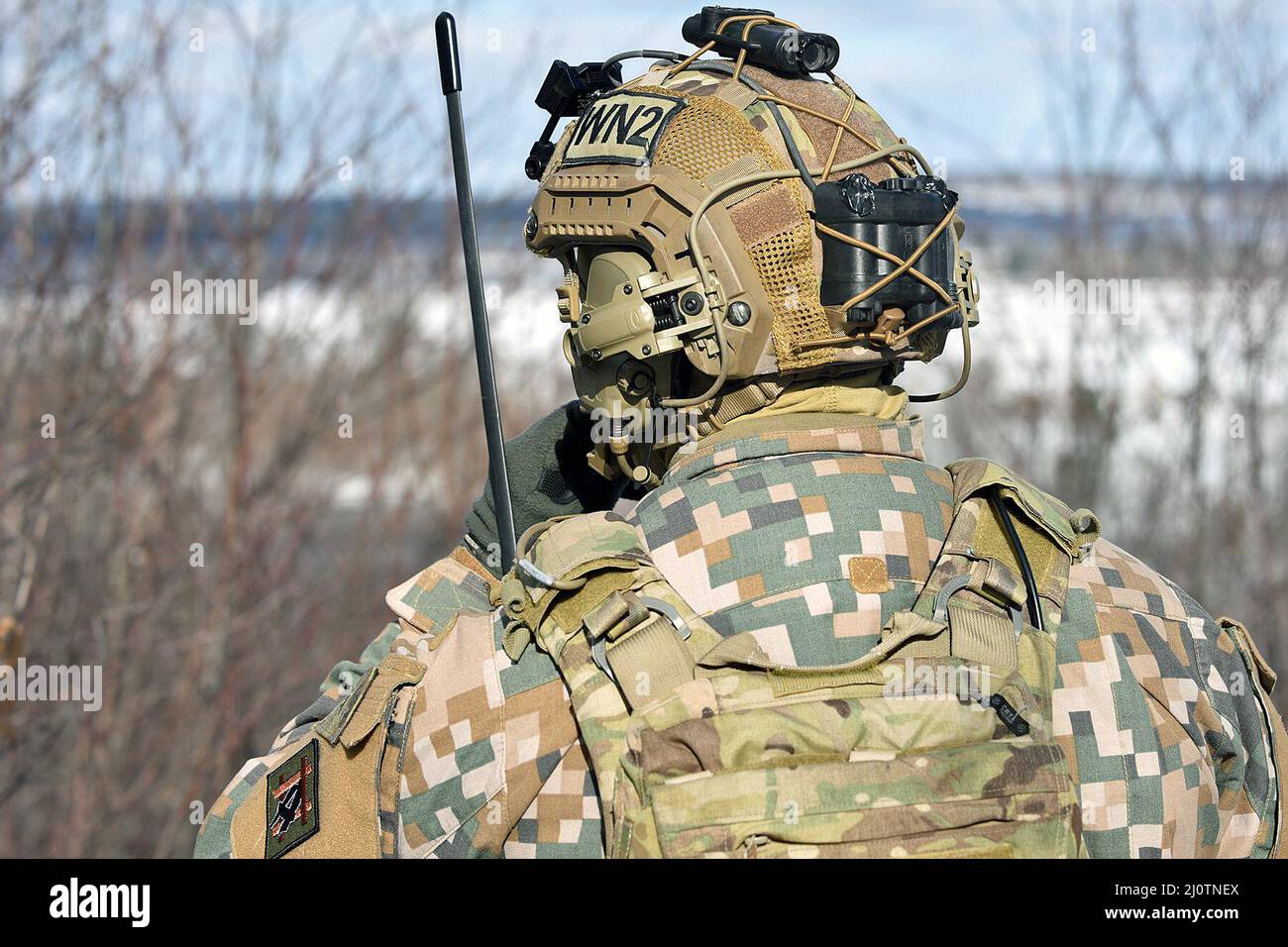 Il personale militare delle forze Armate nazionali lettoni lavora fianco a fianco con i soldati dell'esercito statunitense assegnati a Battery C, Battaglione 1st, reggimento dell'artiglieria da campo 120th, Guardia Nazionale dell'Esercito del Wisconsin, mentre conduce una stretta formazione di supporto aereo durante lo Sciopero settentrionale 22-1 ("Sciopero invernale") presso il National All-Domain Warfighting Center, Grayling, Michigan, gennaio 27, 2022. “Winter Strike”, l’iterazione invernale del programma di esercizi dello sciopero settentrionale, si svolge presso il National All-Domain Warwfighting Center del Michigan settentrionale. Il NADWC è il luogo perfetto per le unità del reparto DEF Foto Stock