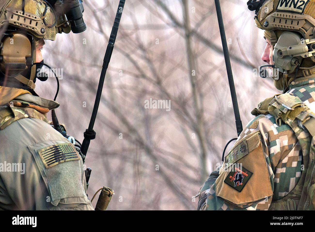 Il personale militare delle forze Armate nazionali lettoni lavora fianco a fianco con i soldati dell'esercito statunitense assegnati a Battery C, Battaglione 1st, reggimento dell'artiglieria da campo 120th, Guardia Nazionale dell'Esercito del Wisconsin, mentre conduce una stretta formazione di supporto aereo durante lo Sciopero settentrionale 22-1 ("Sciopero invernale") presso il National All-Domain Warfighting Center, Grayling, Michigan, gennaio 27, 2022. “Winter Strike”, l’iterazione invernale del programma di esercizi dello sciopero settentrionale, si svolge presso il National All-Domain Warwfighting Center del Michigan settentrionale. Il NADWC è il luogo perfetto per le unità del reparto DEF Foto Stock