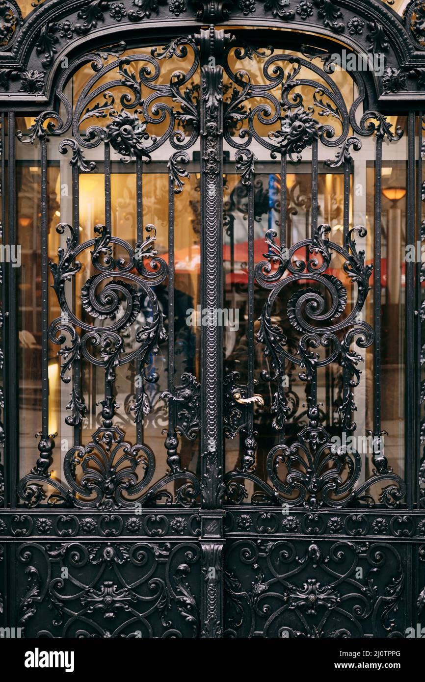 Recinzione in metallo nero forgiato con ornamenti floreali Foto Stock