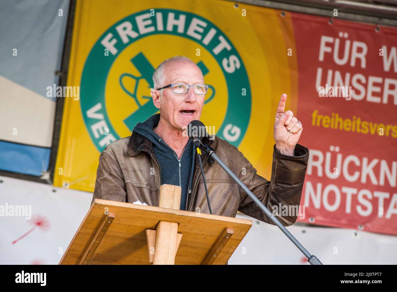 Monaco, Baviera, Germania. 20th Mar 2022. HANS-CHRISTIAN LANGE del movimento Aufstehen di die Linke. Aufstehen fu un progetto Querfront di Sahra Wagenknecht nel 2018 che si manifestò come un movimento terroristico di destra estremista di destra a Monaco come il Wodans Erben/Terror Gruppe S., Frank aus Thueringen/Schreibmueller, Pegida, III. Weg, AFD e altri presero il controllo del movimento. Aufstehen è stato visto come la prova per Querdenken e il più ampio movimento ribelle Corona e la cooperazione tra estrema destra e sinistra. Nonostante il controverso ''Freedom Day'' in Germania, dove la maggior parte delle mee anti-pandemiche Foto Stock