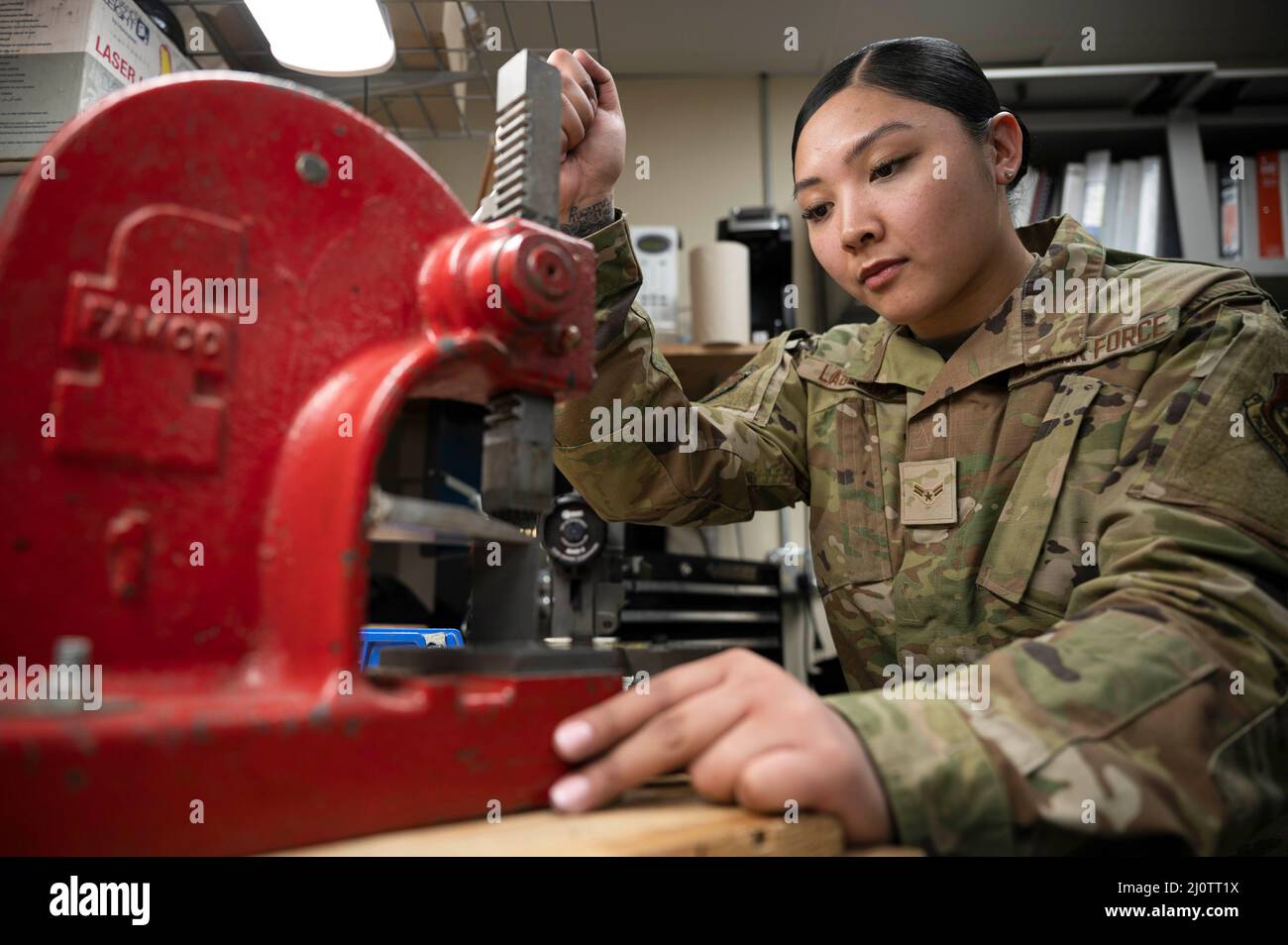Eielson Air Force base, Alaska, USA. 10th Mar 2022. US Air Force Airman 1st Class Pearl Laguana, un apprendista del 354th di un negozio di serrature di ingegneria civile, costruisce un nucleo di porta sulla base dell'aeronautica di Eielson, Alaska, 11 marzo 2022. Gli specialisti strutturali costruiscono e riparano edifici e altre strutture dalla fondazione. Questi esperti altamente addestrati usano i loro insiemi variegati di abilità e materiali specializzati, attrezzi e apparecchiatura per costruire qualche cosa dai ripari improvvisati di soccorso di emergenza ai locali di armadietto. Credit: U.S. Air Force/ZUMA Press Wire Service/ZUMAPRESS.com/Alamy Live News Foto Stock