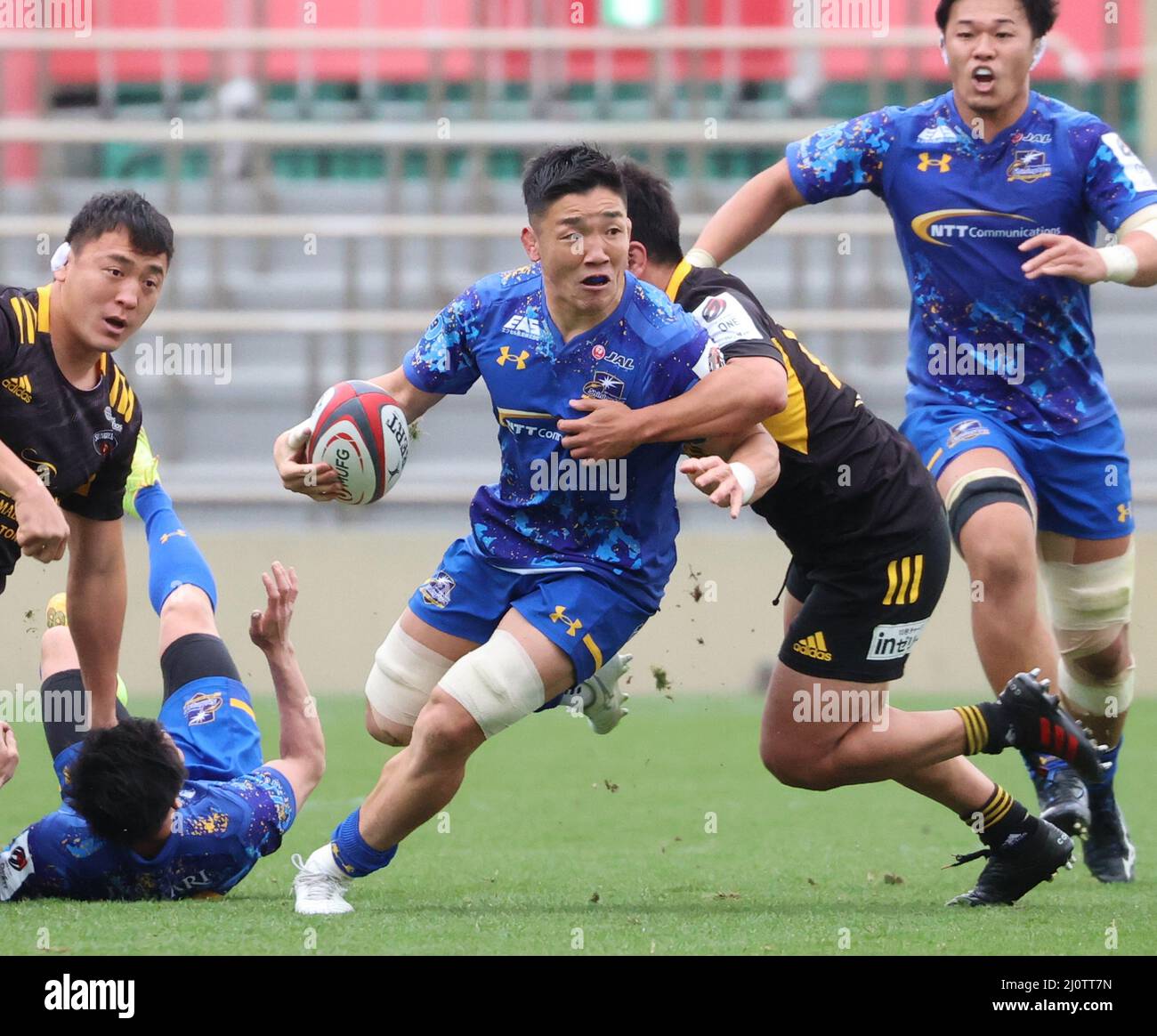 Tokyo, Giappone. 20th Mar 2022. NTT Communications ShiningArcs Tokyo-Bay Urayasu No.8 Shokei Kin porta la palla al gioco del campionato di rugby giapponese Japan Rugby League una divisione uno tra Tokyo Suntory Sungoliath e Ricoh NTT Communications ShiningArcs Tokyo-Bay Urayasu a Tokyo domenica 20 marzo 2022. Tokyo Suntory Sungoliath sconfisse NTT Communications ShiningArcs Tokyo-Bay Urayasu 69-29. Credit: Yoshio Tsunoda/AFLO/Alamy Live News Foto Stock