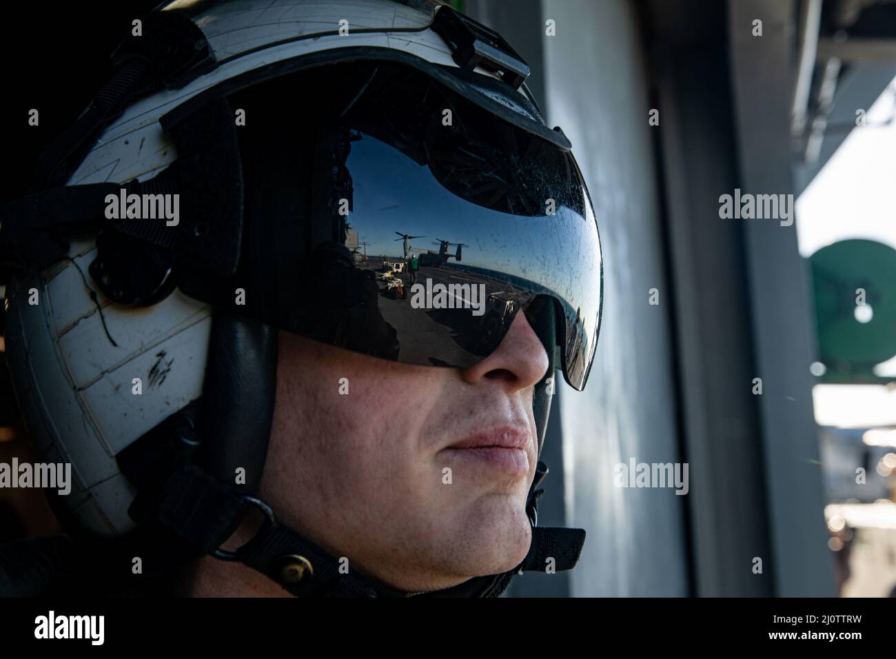 Regno Unito Marine Corps Lance CPL. Riley Gresens, capo equipaggio di MV-22 Osprey con l'elemento di combattimento aereo, 22nd Marine Expeditionary Unit (MEU), si prepara a partire per un raid durante l'esercizio dell'unità di addestramento composito (COMPTUEX) a bordo di USS Kearsarge (LHD 3), 27 gennaio 2022. Il MEU 22nd e lo Squadrone anfibio (PHIBRON) sei sono in corso per COMPTUEX in preparazione di un prossimo dispiegamento. COMPTUEX è l’ultimo periodo in mare del programma di formazione pre-dispiegamento della MEU; mira a testare le capacità dell’ARG/MEU e a ottenere la certificazione di dispiegamento. (STATI UNITI Foto del corpo marino di Sgt. Armando Eliza Foto Stock