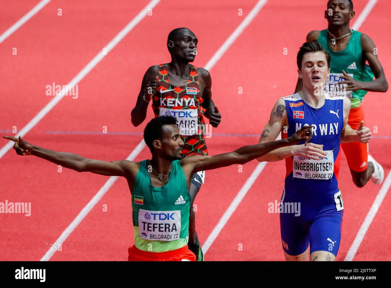 Belgrado, Serbia 20220320.Samuel Tefera dall'Etiopia e Jakob Ingebrigtsen dalla Norvegia sotto i 1500 m per gli uomini durante i Campionati mondiali di atletica indoor 2022 a Belgrado. Foto: Nikola Krstic / NTB Foto Stock